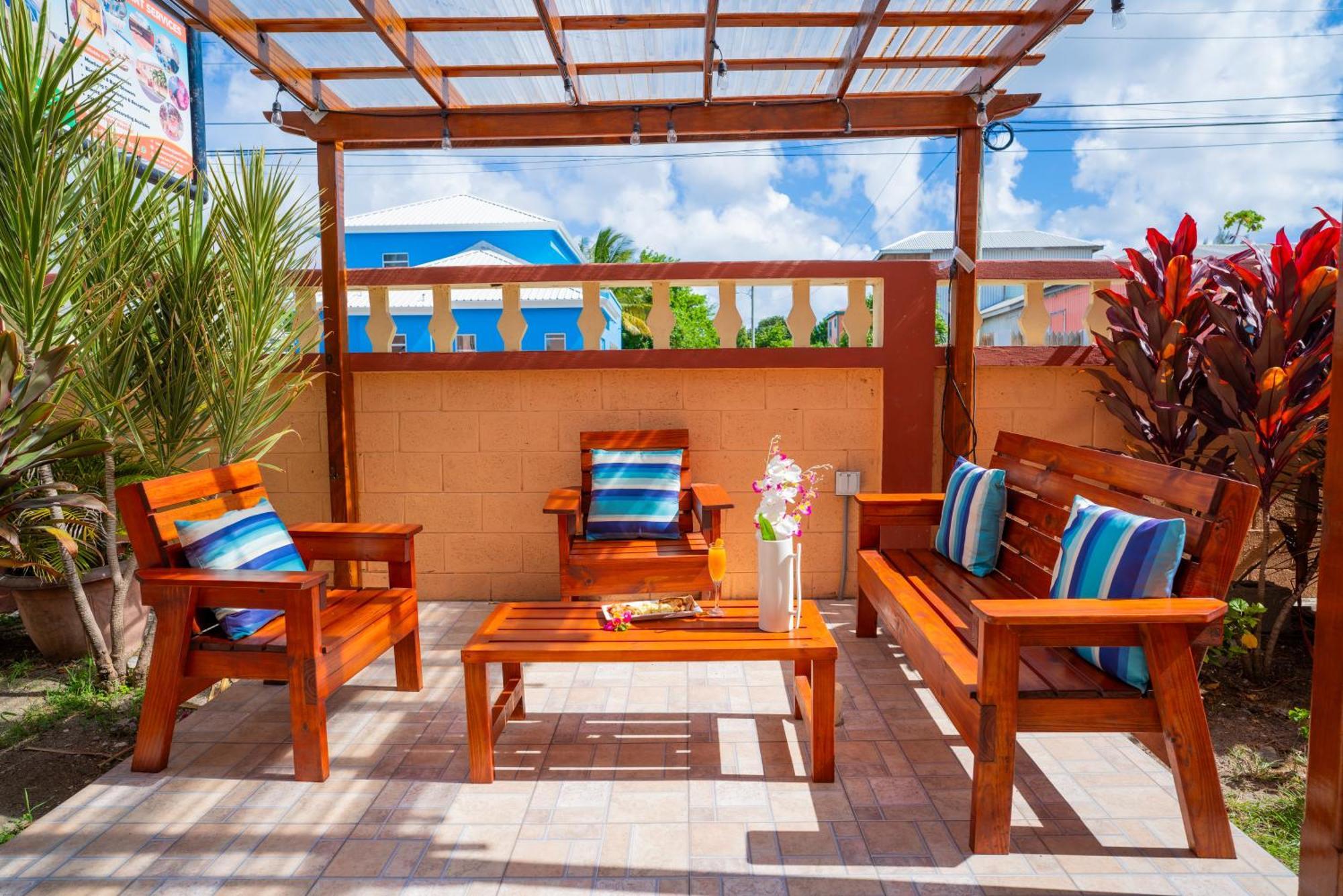 Connie'S Comfort Suites St. John's Luaran gambar